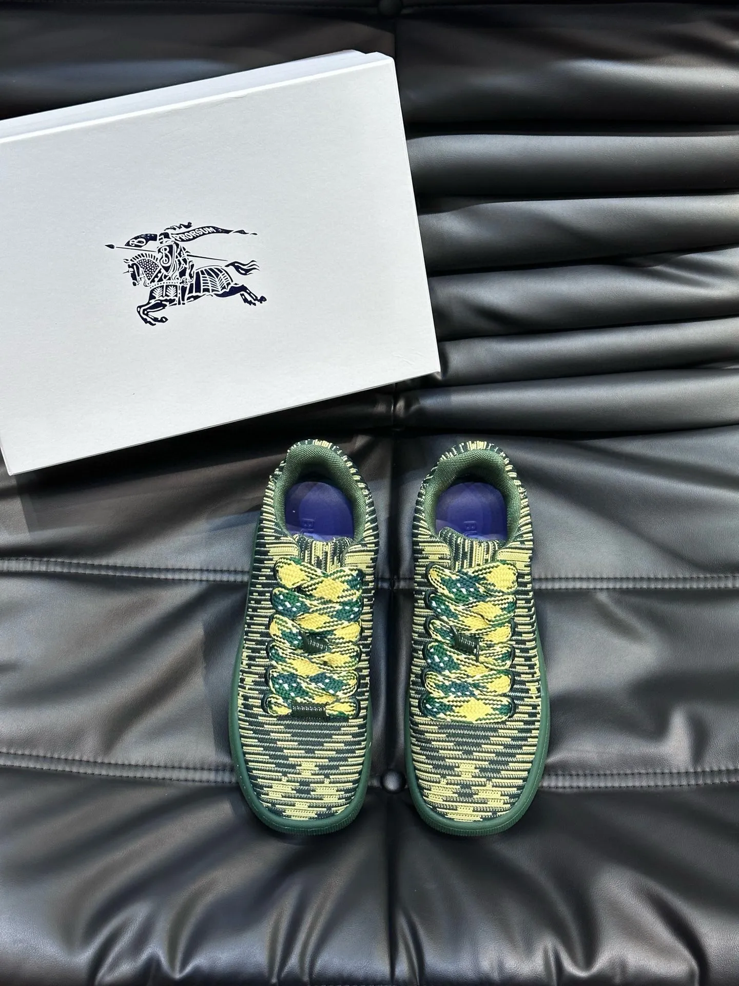 Factory price: 458💰Burberry Box series👫 Thick-soled casual sports shoes for couples, cool sneakers and bread shoes, purchased and developed from the original version, the top version of Box series sports shoes, made of original plaid/knitted fabric, embellished with EKD embossing. Made of mesh lining, the laces are decorated with metal coils, the rubber sole is decorated with the Burberry letter logo, and the original molded 3.5CM two-color T men's shoe 💰U outsole! Code number: 35-45 (35-45 customized)